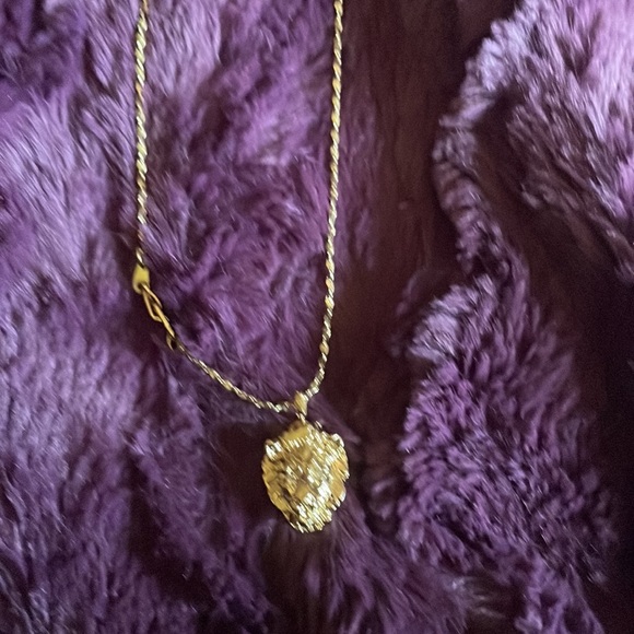 ♥️⭐️THE ENCORE GOLD CHAIN WITH LION FACE PENDENT♥️⭐️ - Picture 3 of 4